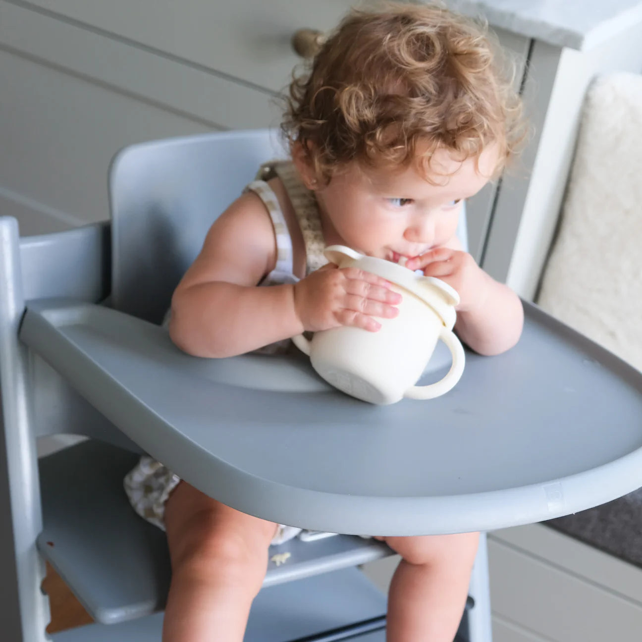 Tasse d'apprentissage 2 en 1 pour collation et liquide sable