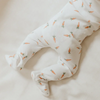 dormeuse bébé carottes coton biologique avec imprimé de carottes sur un fond blanc