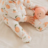 Dormeuse en coton biologique à imprimé pêches, douce et confortable pour bébé.
