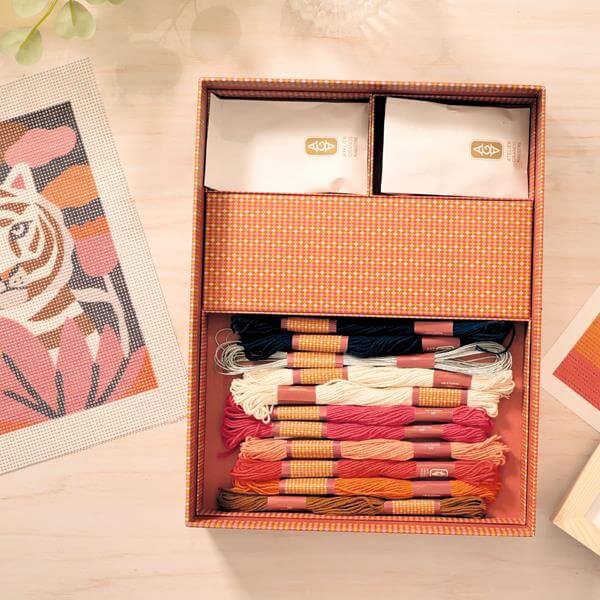 Coffret d'initiation au canevas moderne avec fils colorés et illustration de tigre.