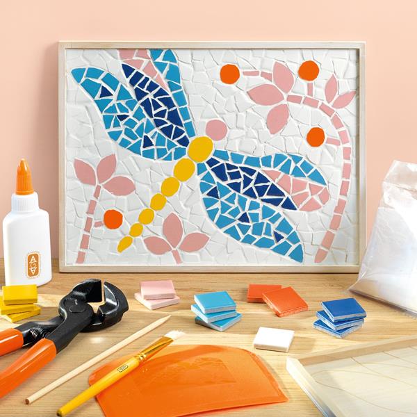 initiation mosaïque libellule : œuvre en mosaïque de libellule avec outils et matériaux d'artisanat.