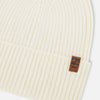 Bonnet en tricot blanc cassé