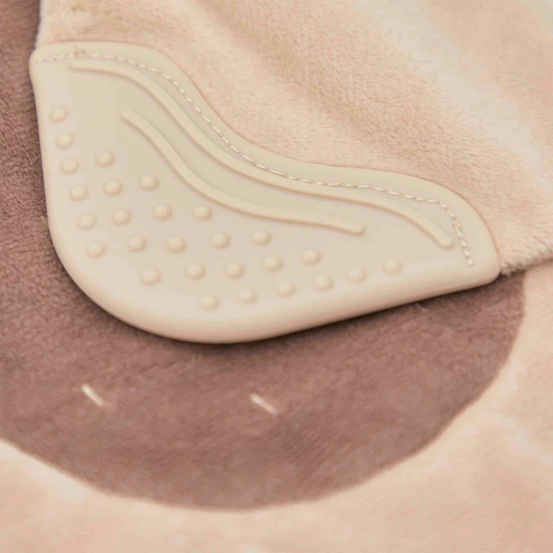 Doudou de dentition raton laveur avec extrémité en silicone souple pour apaiser les poussées dentaires de bébé.