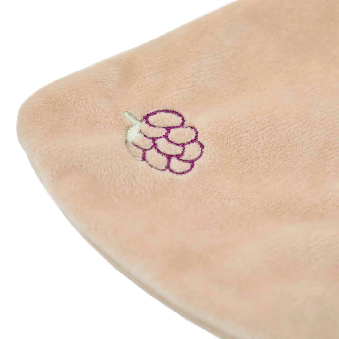 Doudou de dentition raton laveur en tissu doux avec broderie de grappes sur le coin.