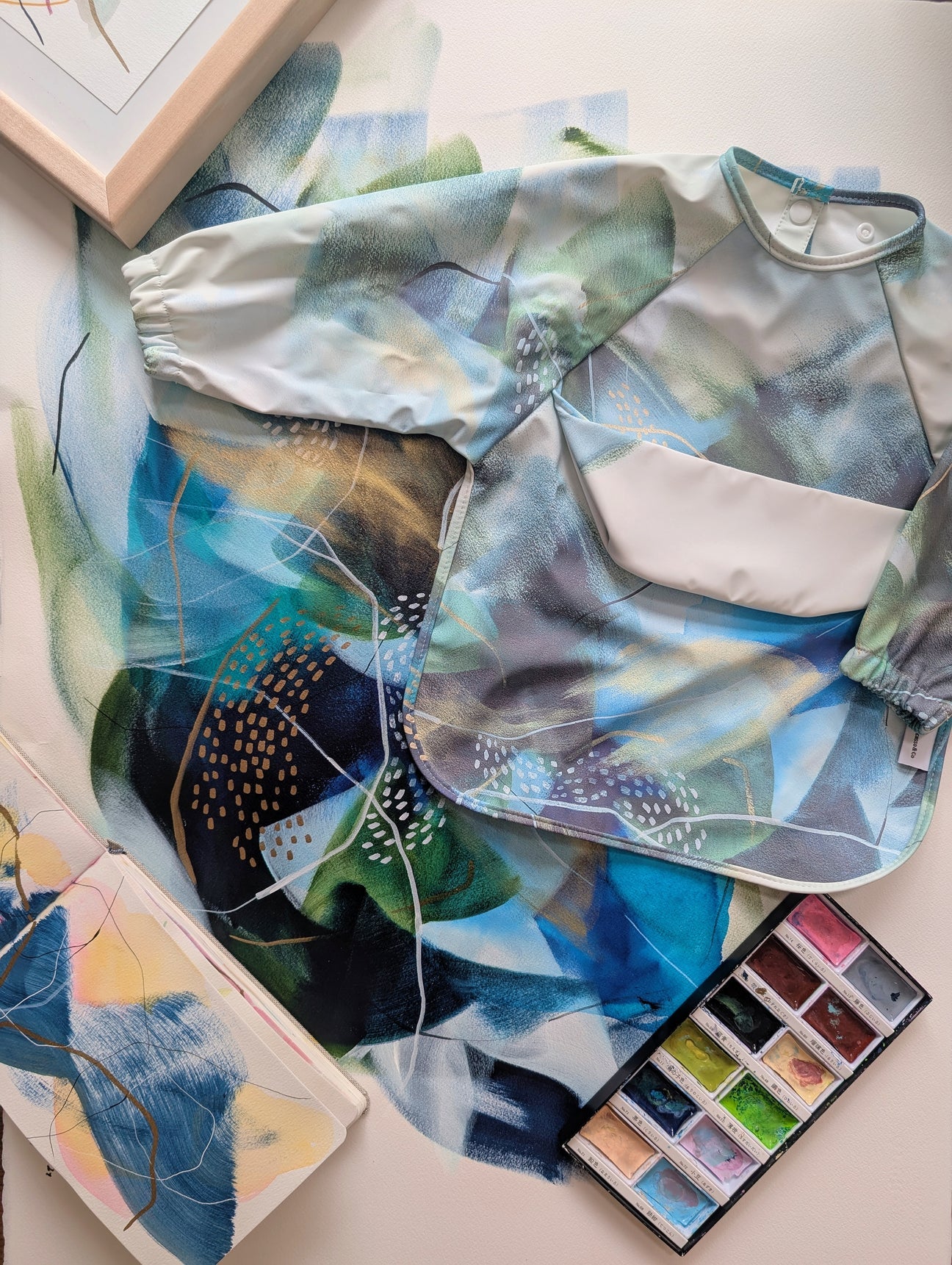 Bavette à manches longues avec pochette intégrée qui attrape la nourriture Bleu boréal collaboration avec Lysa Jordan