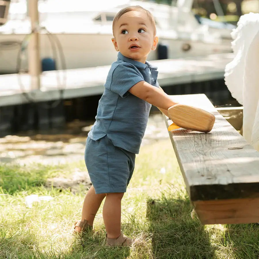 Ensemble short en éponge bleu royal porté par un enfant en plein air, parfait pour des journées d'été.
