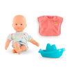 Mini poupon de bain 20 cm avec un bateau et une serviette rose pour des aventures aquatiques.