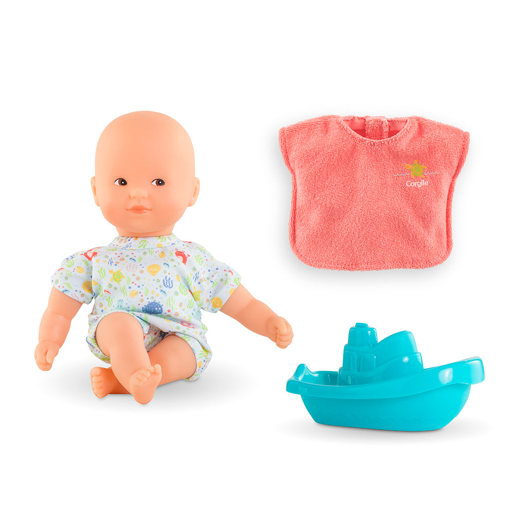 Mini poupon de bain 20 cm avec un bateau et une serviette rose pour des aventures aquatiques.