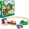 Coffret de démarrage BRIO avec train, camions et accessoires sur une voie en bois.