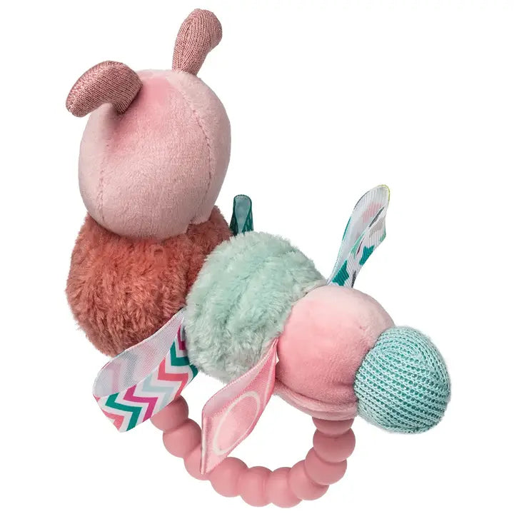 hochet dentition bébé Camilla avec une chenille douce en rose, corail et vert, aux yeux endormis, et anneau de dentition en silicone.