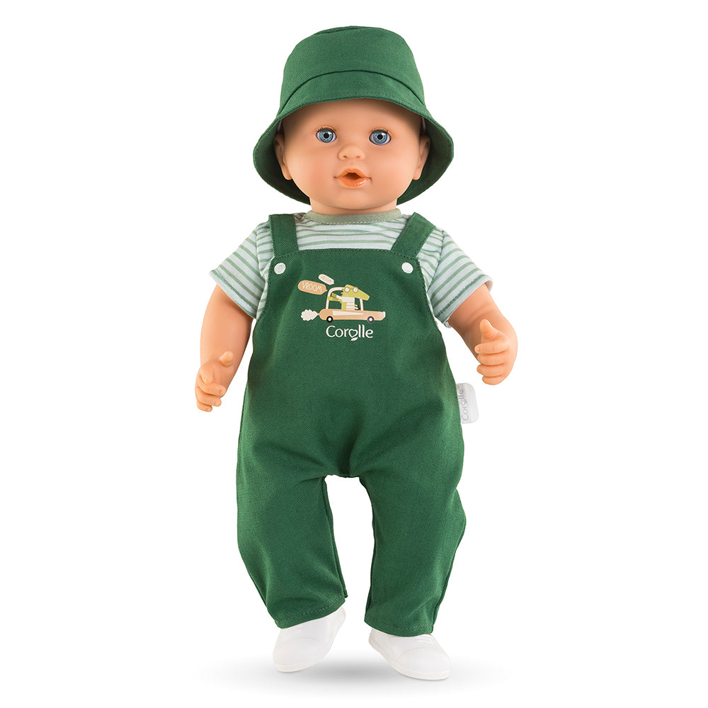 grand poupon Corolle Eliott 36 cm portant une salopette verte et un chapeau.