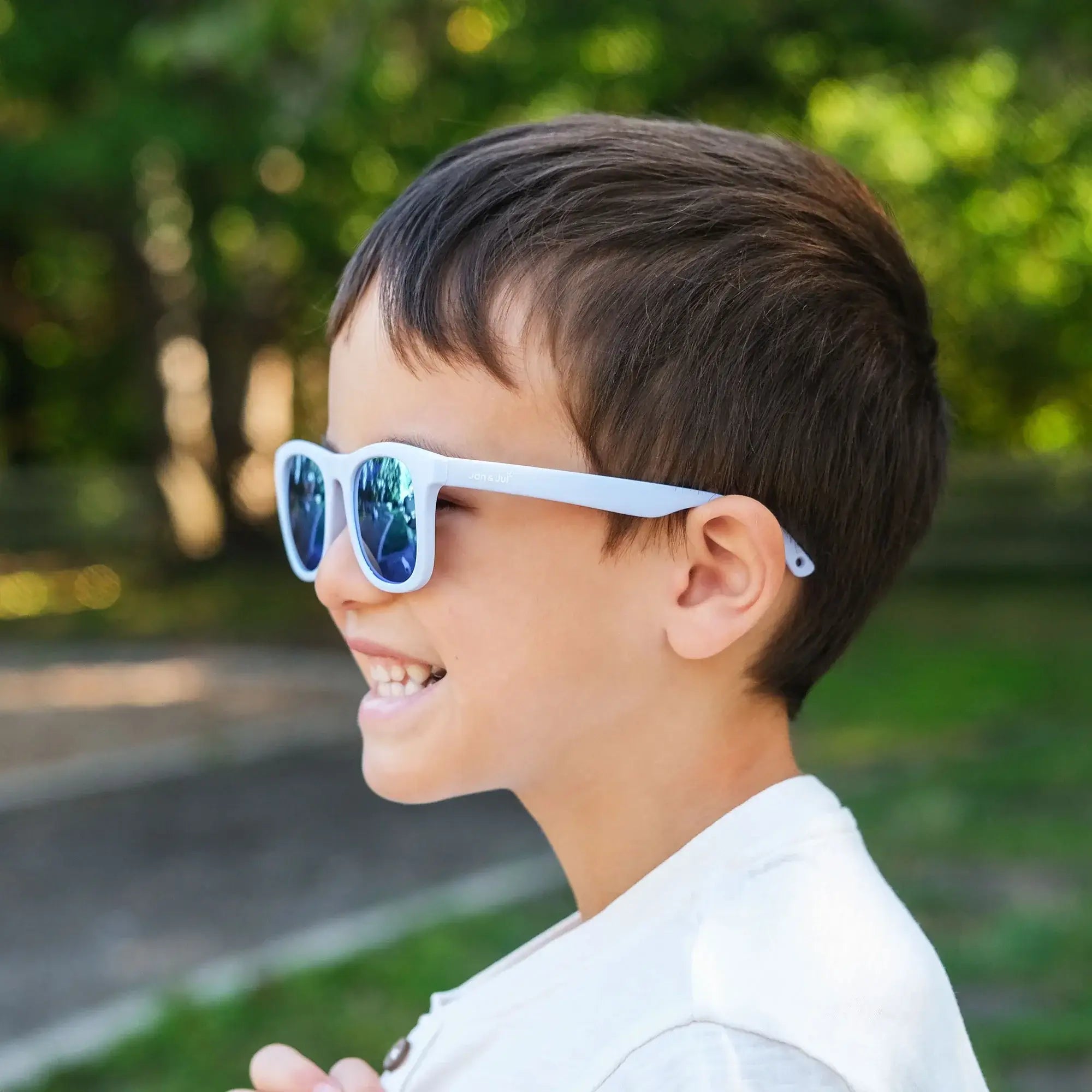 Lunettes de soleil Urban Xplorer - Bleu Pale Aurora sur un enfant souriant à l'extérieur.