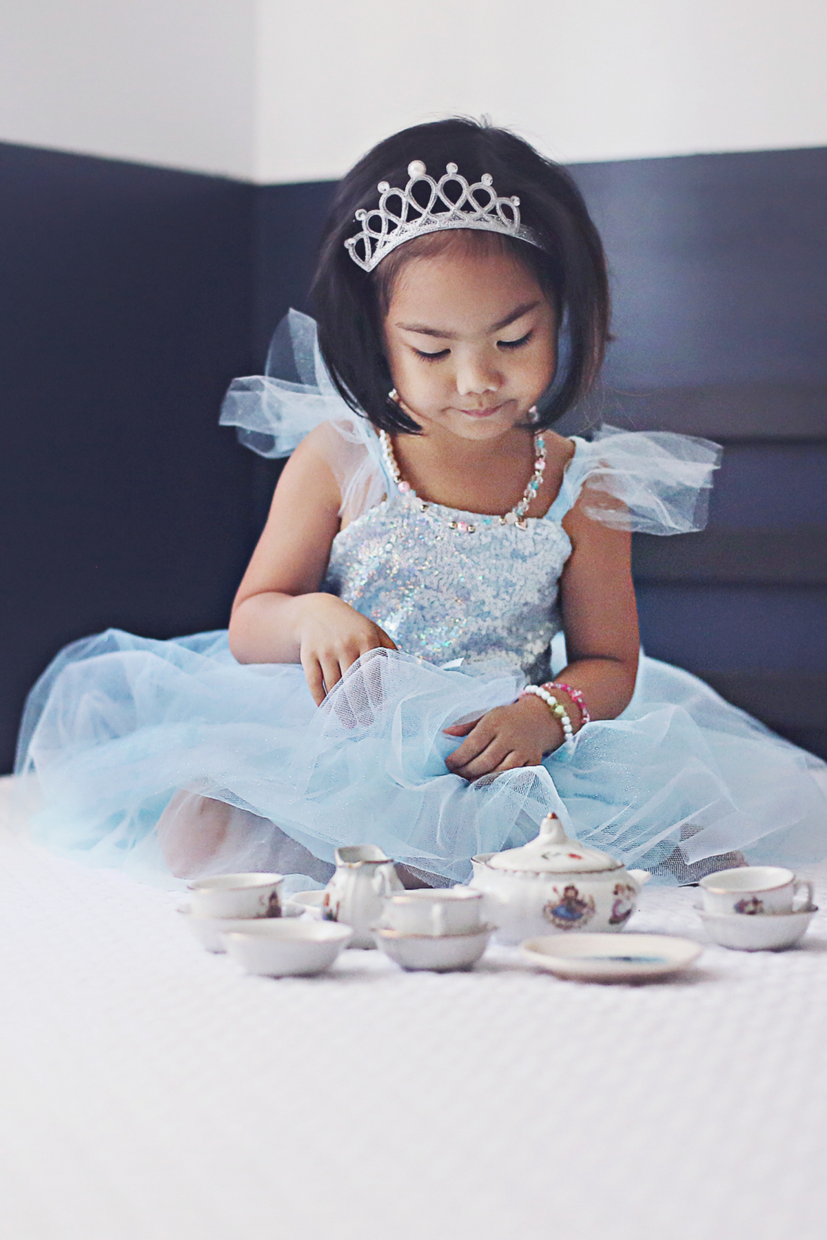 BLUE SEQUINS PRINCESS DRESS  5-6 ans